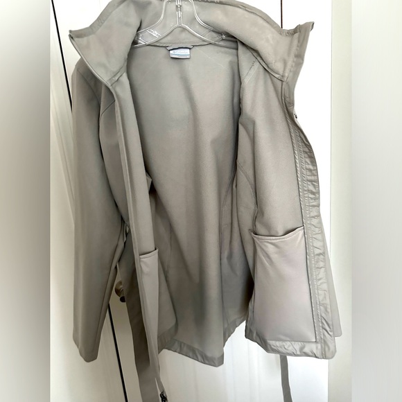 Elegant Columbia Rain Jacket - Picture 5 of 6